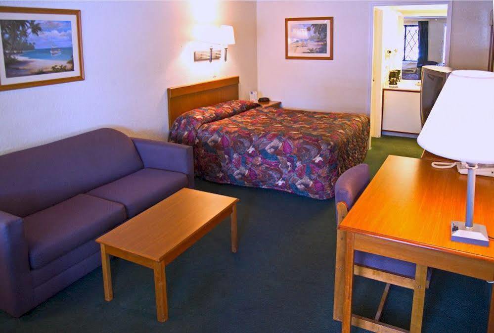 Econo Lodge Palm Harbor - Clearwater Екстер'єр фото