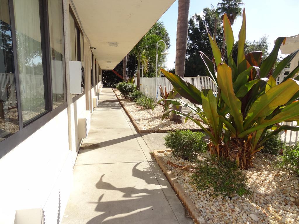 Econo Lodge Palm Harbor - Clearwater Екстер'єр фото
