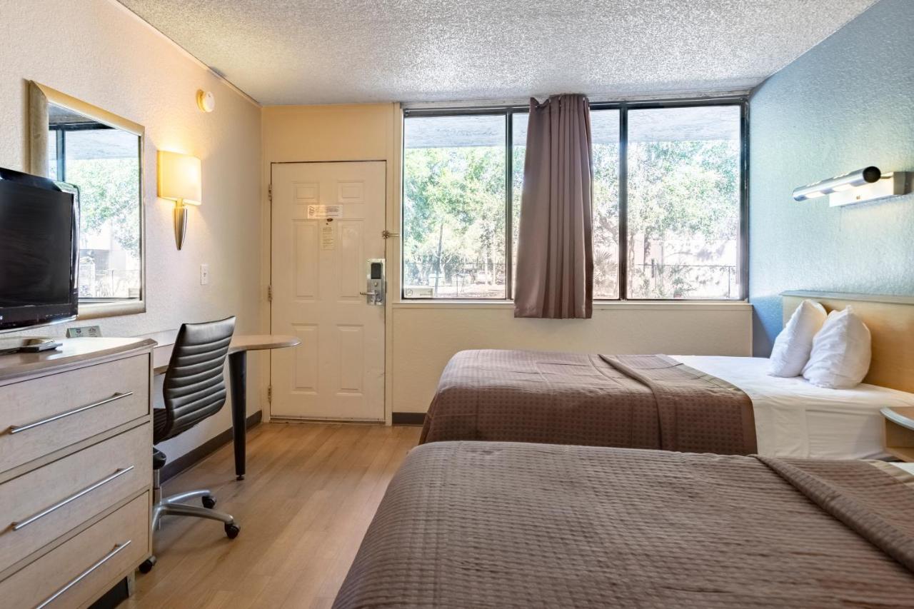Econo Lodge Palm Harbor - Clearwater Екстер'єр фото