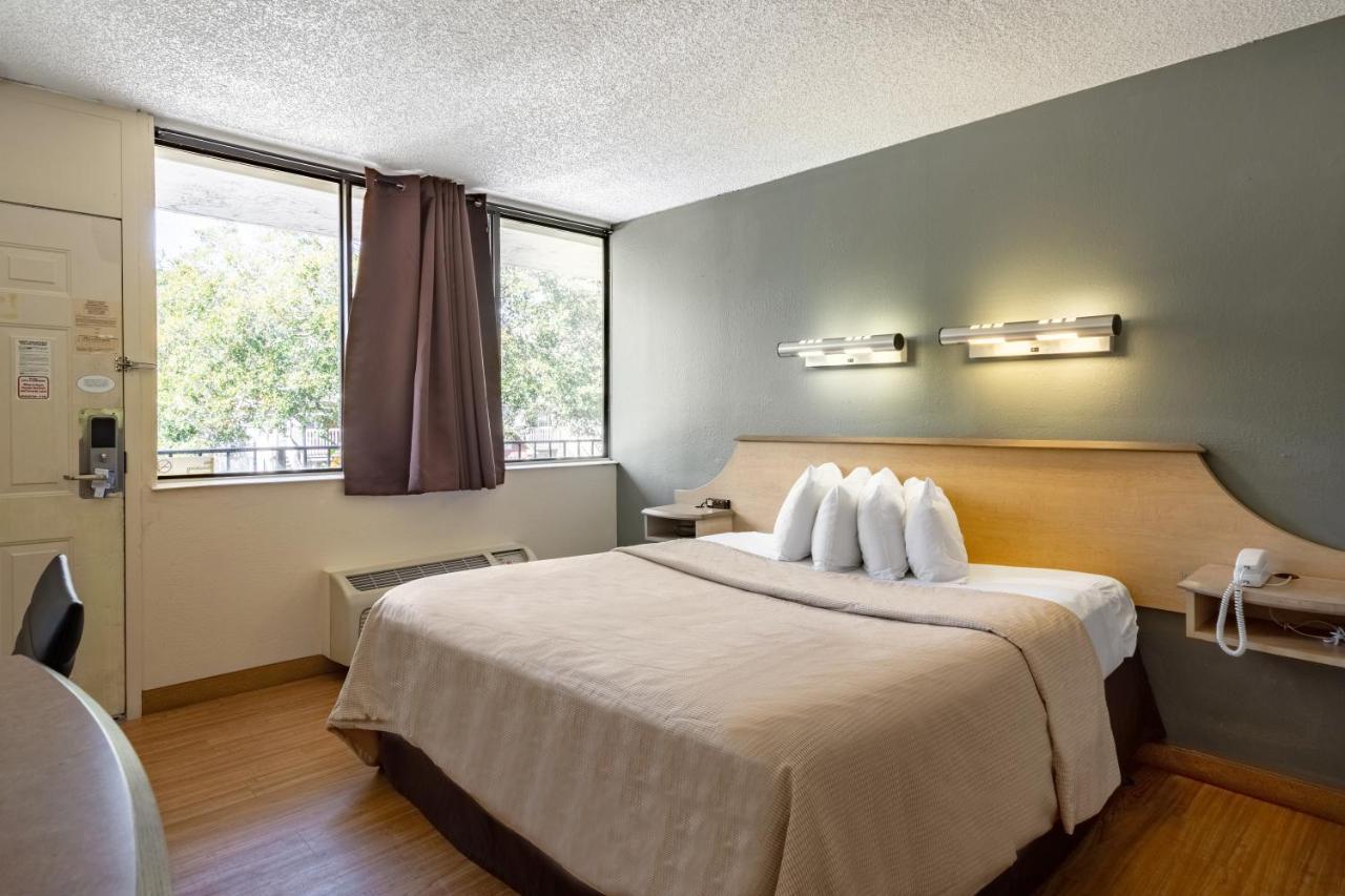Econo Lodge Palm Harbor - Clearwater Екстер'єр фото