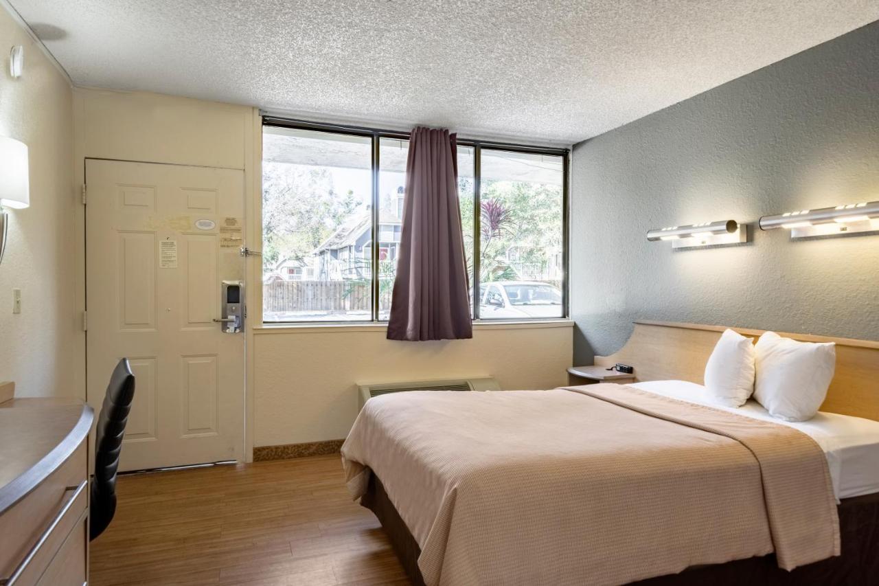Econo Lodge Palm Harbor - Clearwater Екстер'єр фото