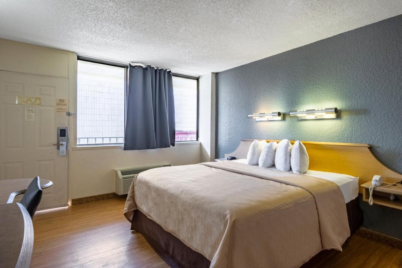 Econo Lodge Palm Harbor - Clearwater Екстер'єр фото